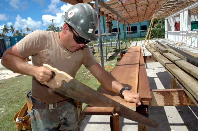 menuisier-PEYMEINADE-min_worker_construction_building_carpenter_male_job_build_helmet-893290